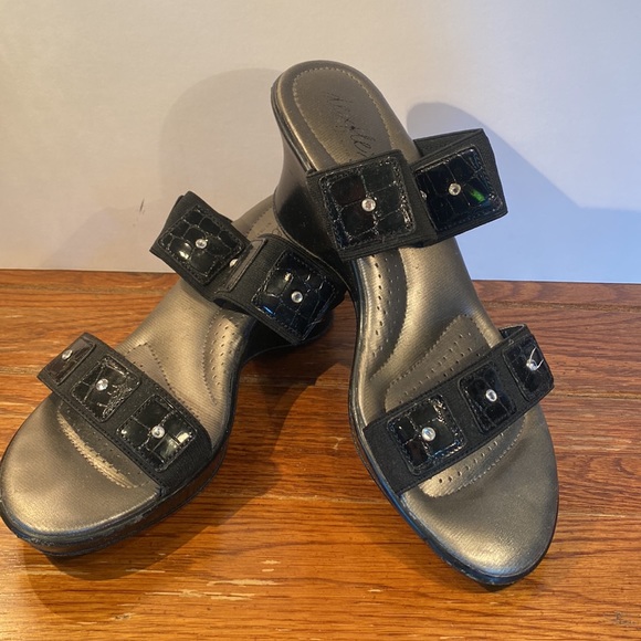 Dexflex by Dexter Embellished Wedge Heeled Sandal Size 9.5 - Picture 2 of 9